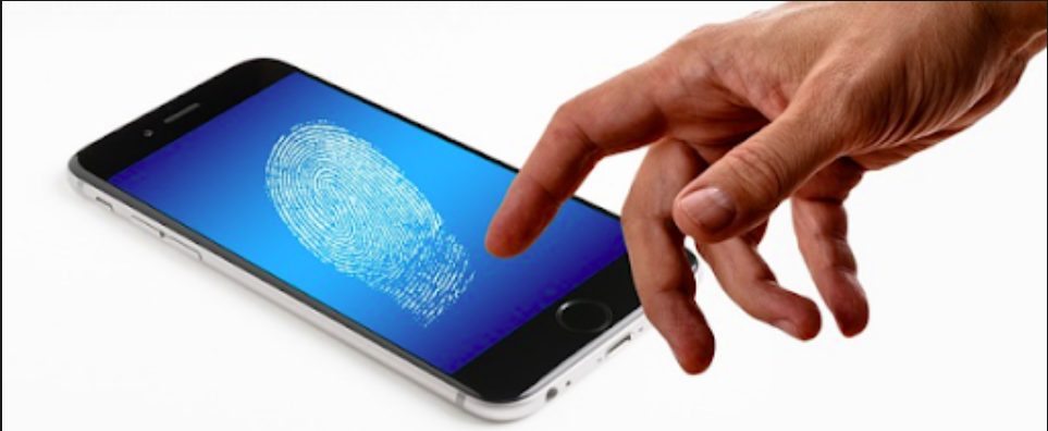 alt text: "imagende un celular con huellas dactilares en la pantalla"