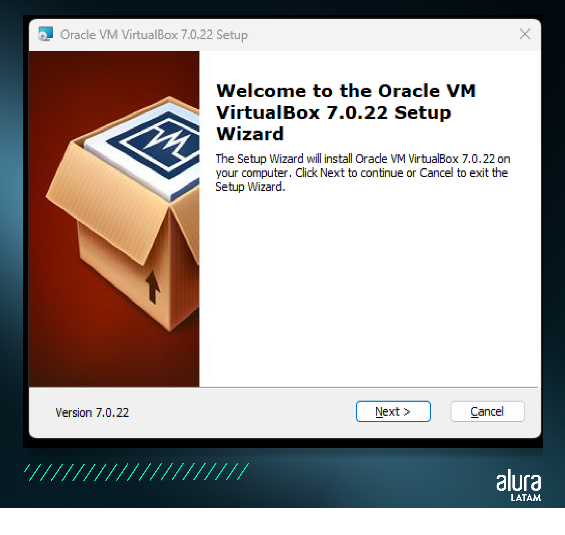 Paso 01 - descripción de imagen: Captura de pantalla del instalador de Oracle VM VirtualBox 7.0.22. En la ventana se muestra la introducción al asistente de instalación del programa, indicando que instalará la versión 7.0.22 en la computadora. También hay un botón "Next >" para avanzar con la instalación y otro "Cancel" para cerrarla. El ícono principal es una caja abierta con el logotipo de VirtualBox. La versión del software está mencionada en la parte inferior izquierda.