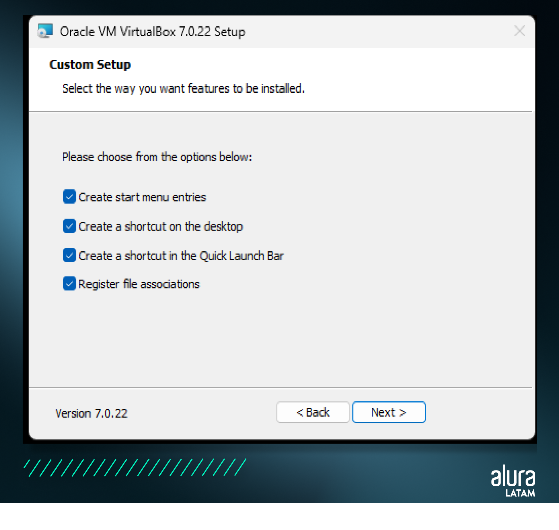 Paso 5 - descripción de imagen: La imagen muestra una ventana de diálogo del programa de instalación de Oracle VM VirtualBox 7.0.22. Esta ventana se titula "Custom Setup" (Configuración personalizada) y presenta al usuario una serie de opciones para elegir cómo desea instalar el programa. Las opciones disponibles son: 1. Create start menu entries (Crear accesos directos en el menú de inicio) 2. Create a shortcut on the desktop (Crear un acceso directo en el escritorio) 3. Create a shortcut in the Quick Launch Bar (Crear un acceso directo en la barra de herramientas de inicio rápido) 4. Register file associations (Asociar archivos con VirtualBox). En la parte inferior de la ventana, hay dos botones: "< Back" (Atrás) y "Next >" (Siguiente). Estos botones permiten al usuario navegar entre las diferentes pantallas de configuración.